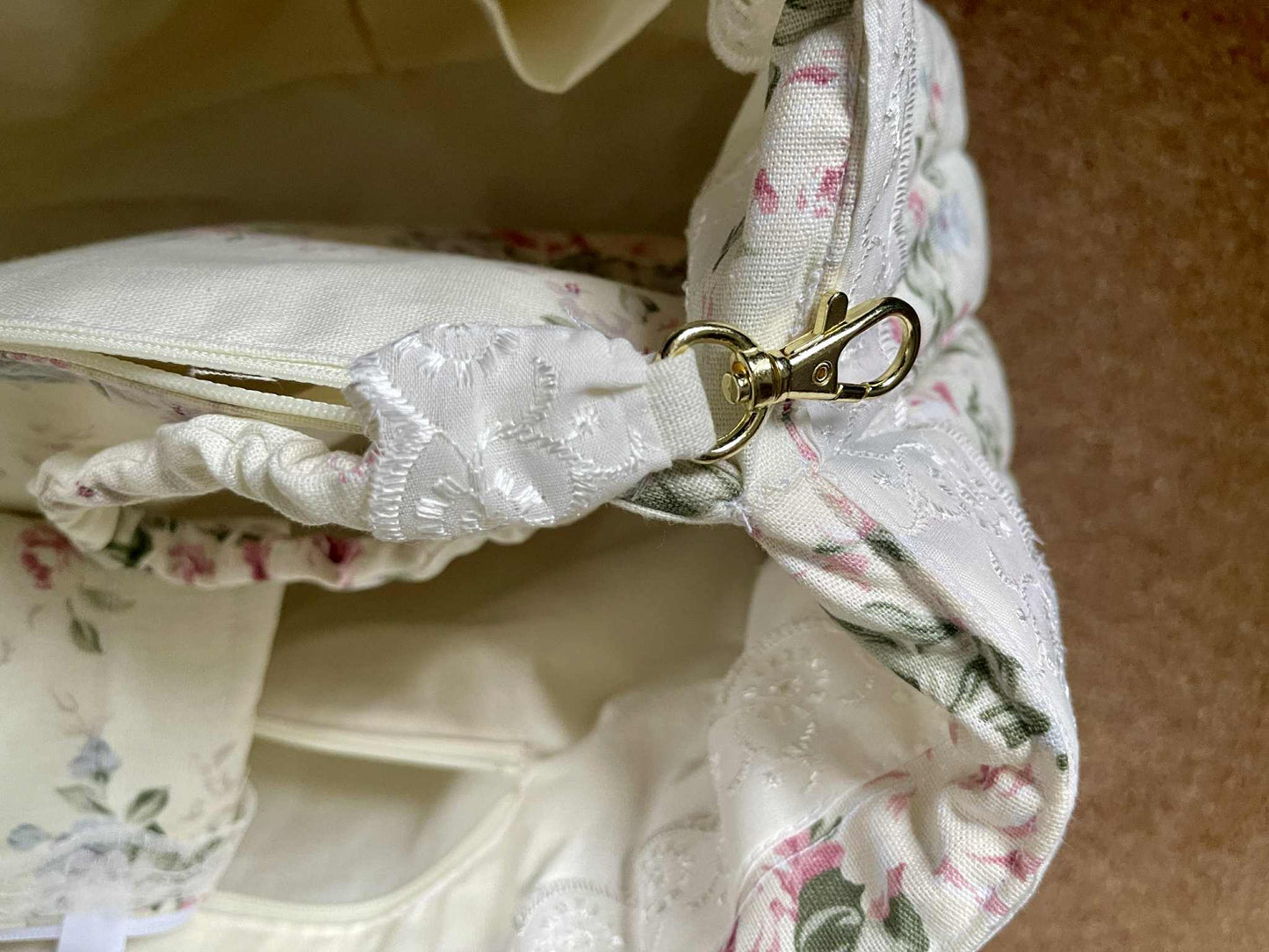 Tote bag, quilted with lace and many compartments.