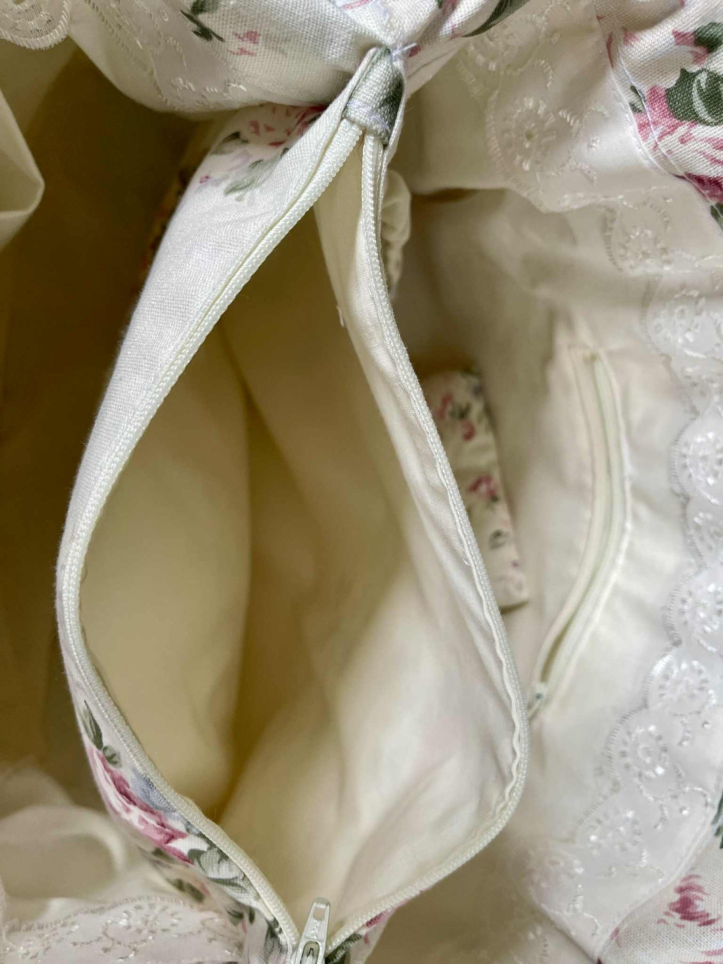 Tote bag, quilted with lace and many compartments.